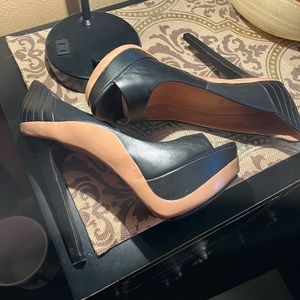 Stunning! L.A.M.B. by Gwen Stefani two tone peep toe pumps with 6 inch heel.